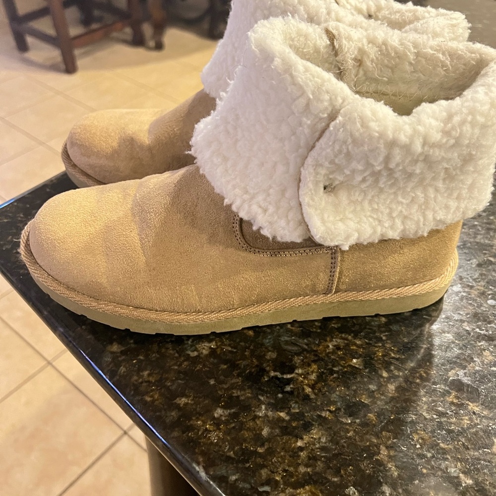 Air walk “uggs like” boots